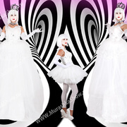 Белые принцессы на ходулях